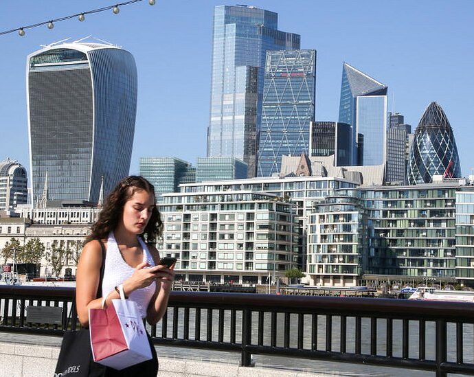 JPMorgan, Goldman Sachs Delay Workers' Return to U.K. Offices